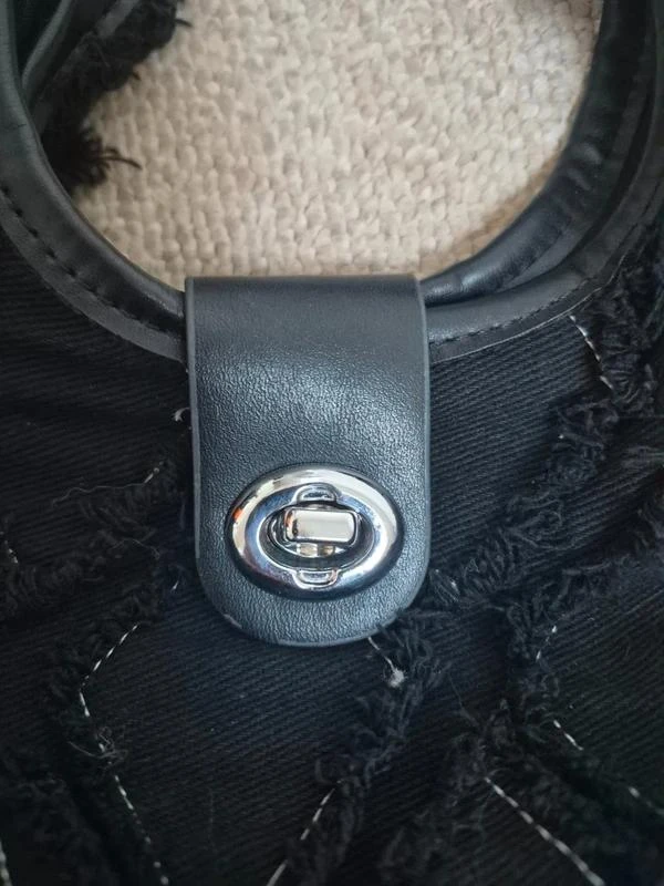 Bolso de mano vintage Y2K negro estilo grunge con detalles de flecos – photo 5